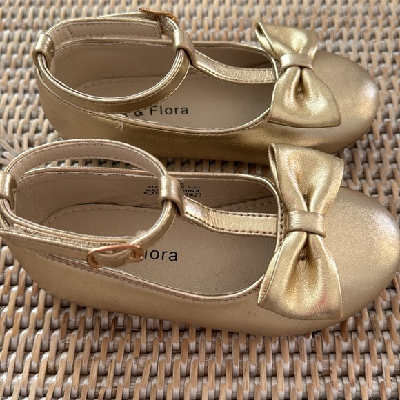 Felix & Flora Gold Shoes - toodler sz 8 - Picture 3 of 5